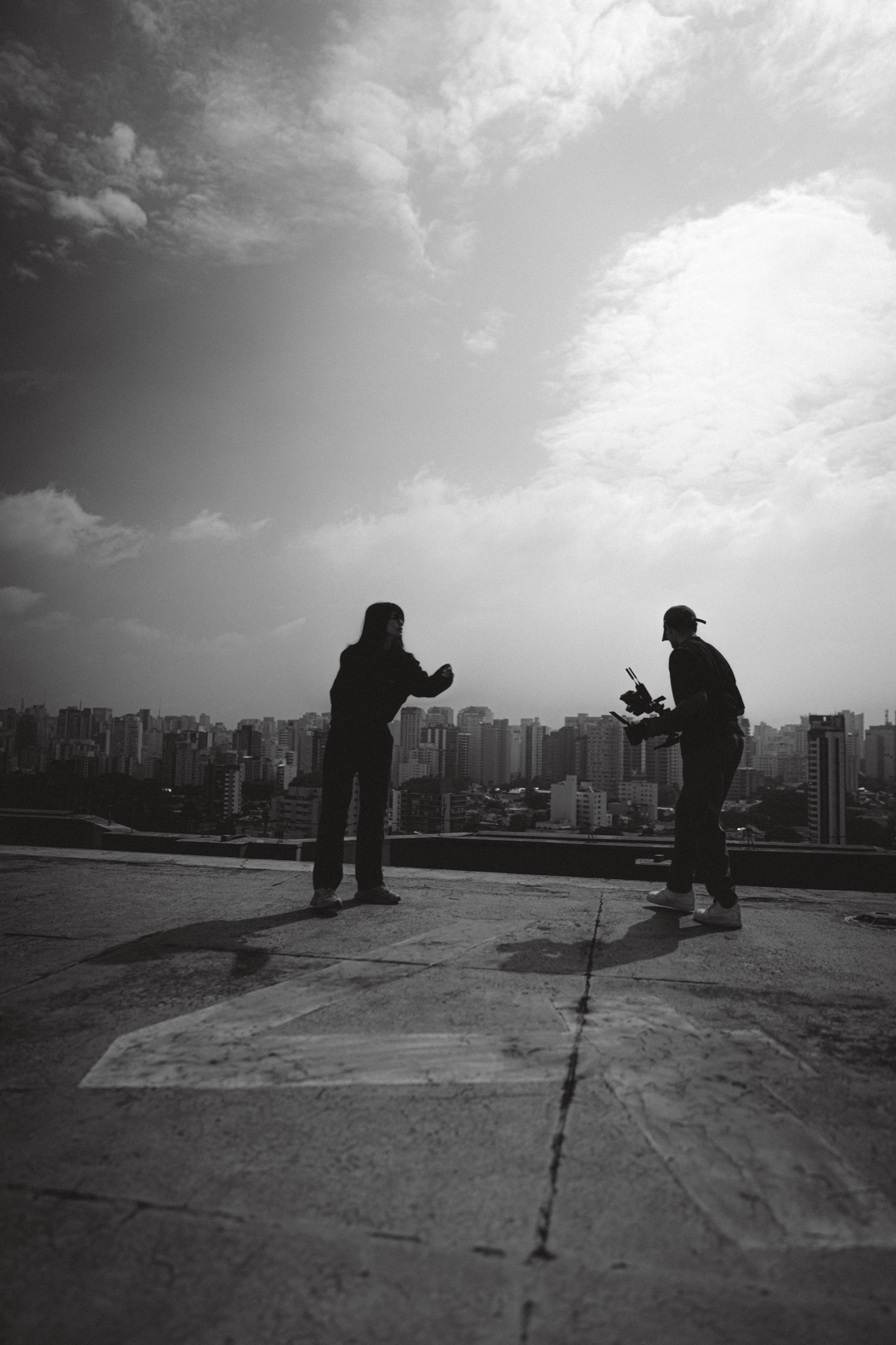 Bastidores de filmagem Lacoste com a cidade ao fundo